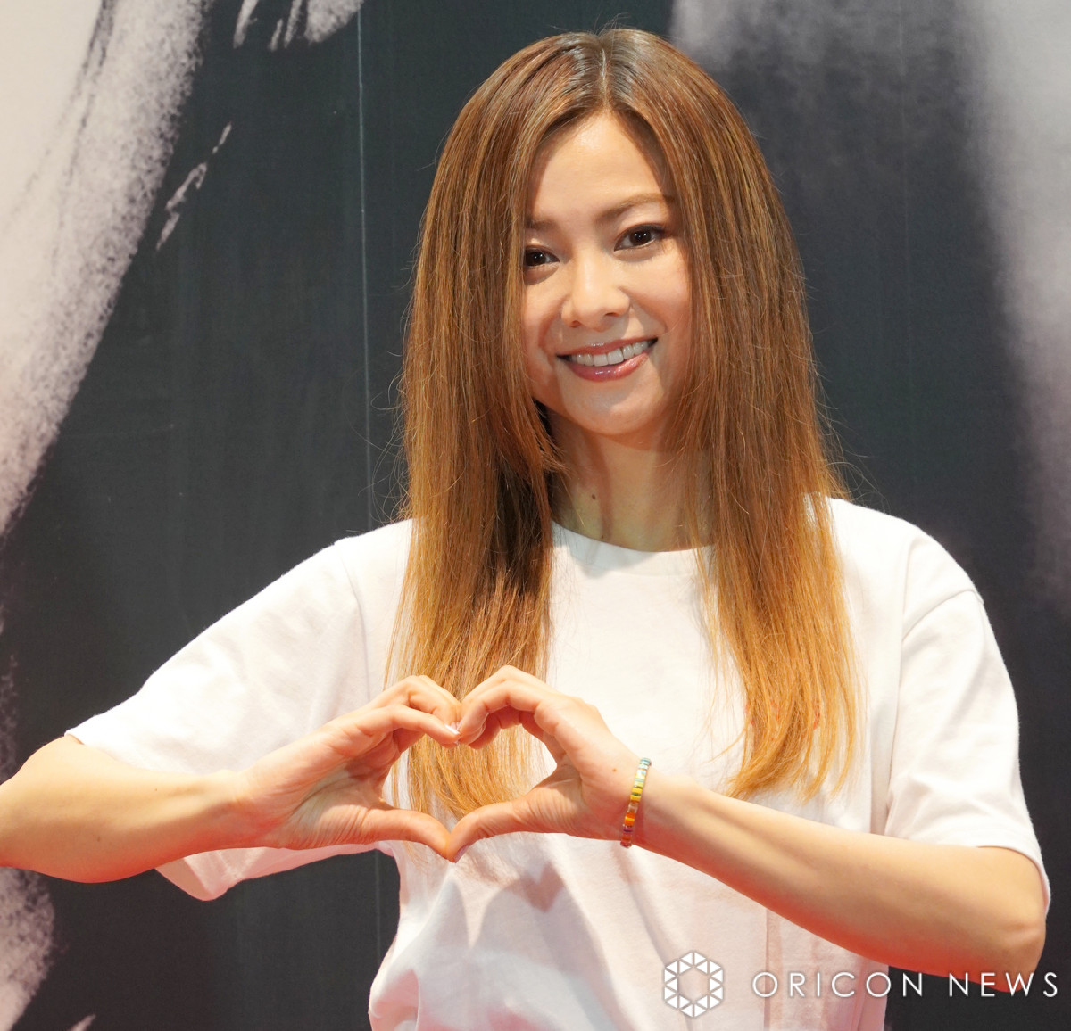 倉木麻衣、デビュー曲の自分と“再会” 精巧な等身大フィギュアに