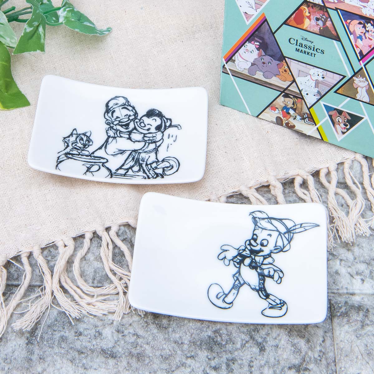 スケッチデザインのプレート2枚セット！「Disney Classics MARKET