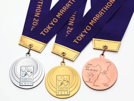 東京マラソン2012」純金製メダルなどお披露目－田中貴金属ジュエリー