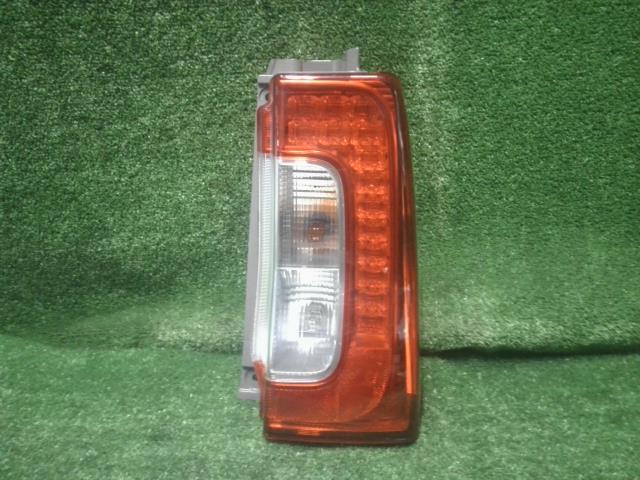 ダイハツ 純正 タント 《 LA600S 》 右テールランプ 81550-B2582